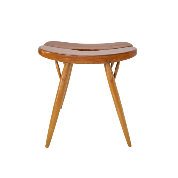 Tabouret vintage modèle "Pirkka" du designer finlandais Ilmari Tapiovaara pour Laukaan Puu dans les années 50 . L'assise en pin repose sur quatre pieds en bouleau, signatures du designer et du fabricant sous l'assise.