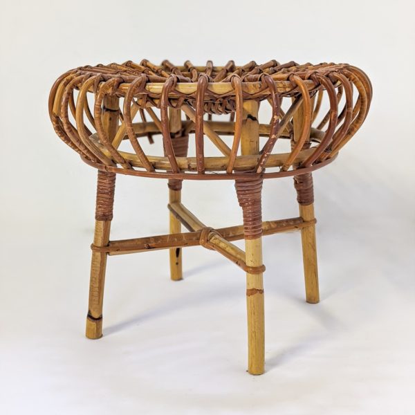 Tabouret en rotin de Franco Albini, édité par Vittorio Bonacina dans les années 60, assise ronde reposant sur quatre pieds, en bon état vintage.