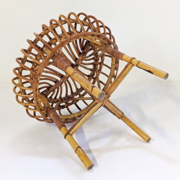 Tabouret en rotin de Franco Albini, édité par Vittorio Bonacina dans les années 1960, assise ronde reposant sur quatre pieds, en bon état vintage.