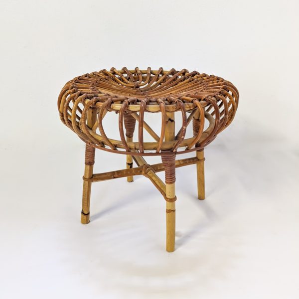 Tabouret en rotin de Franco Albini, édité par Vittorio Bonacina dans les années 1960, assise ronde reposant sur quatre pieds, en bon état vintage.