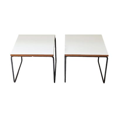 tables volantes carrées de Pierre Guariche, éditées par Steiner dans les années 50, en métal et Formica .
