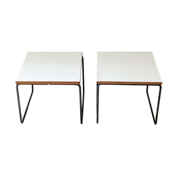 tables volantes carrées de Pierre Guariche, éditées par Steiner dans les années 50, en métal et Formica .