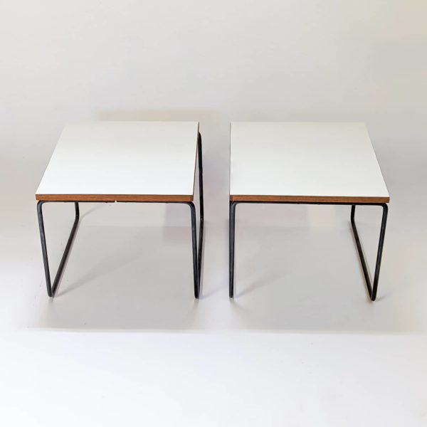 tables volantes carrées de Pierre Guariche, éditées par Steiner dans les années 50, en métal et Formica .