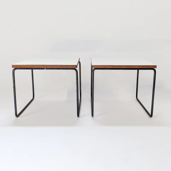 tables volantes carrées de Pierre Guariche, éditées par Steiner dans les années 50, en métal et Formica .