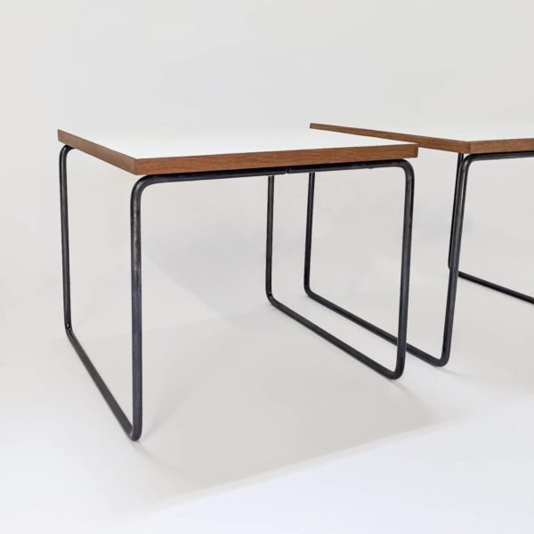 tables volantes carrées vintage de Pierre Guariche, éditées par Steiner dans les années 50, en métal et Formica .