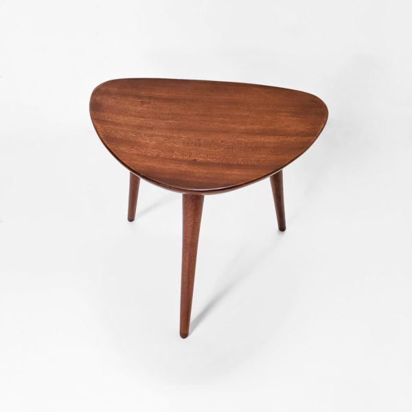 tabouret tripode, vintage en acajou de Pierre Cruège, édité par Formes dans les années 50.