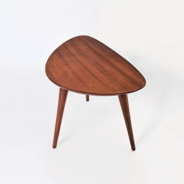 tabouret tripode, vintage en acajou de Pierre Cruège, édité par Formes dans les années 50.