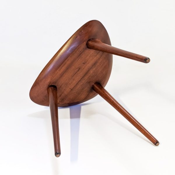 tabouret tripode, vintage en acajou de Pierre Cruège, édité par Formes dans les années 50.