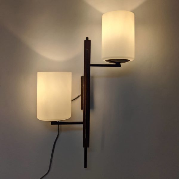 Vintage wall lamp, edited by Arlus, French work from the 50s, in teak, opaline and brass.