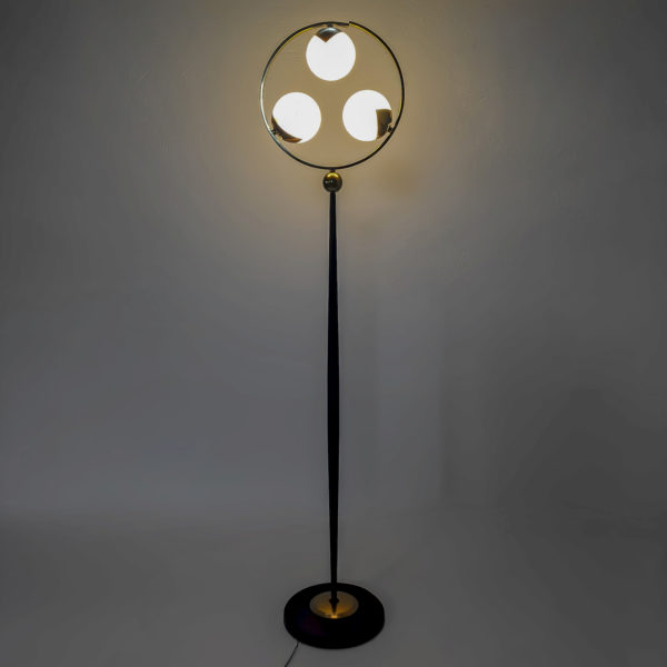 Lampadaire vintage des années 50 en métal laqué noir, opaline et laiton