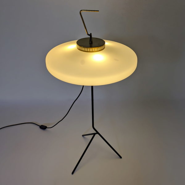 Lampe vintage en métal laqué noir, laiton et opaline, travail italien réalisé dans les années 50, attribué au fabricant Stilnovo.
