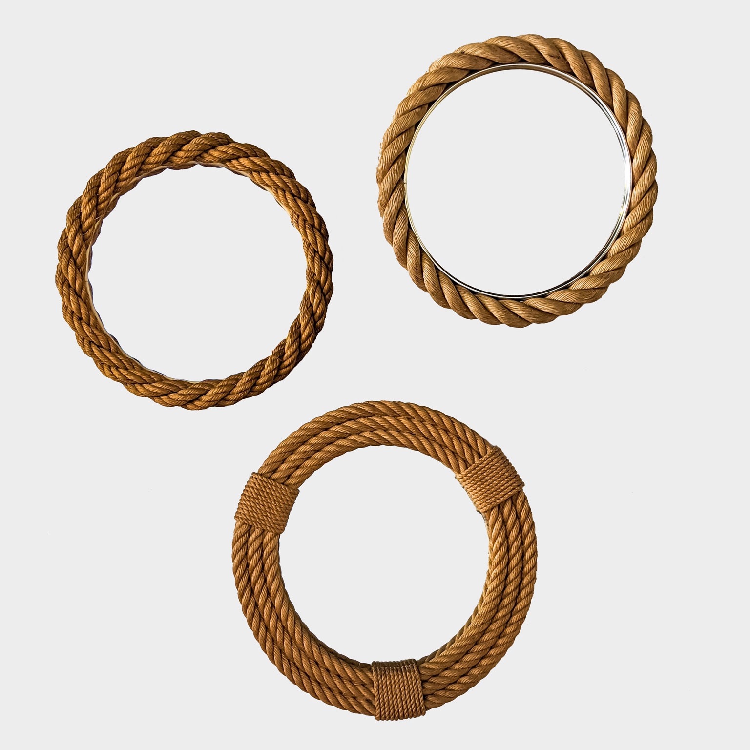 Miroirs ronds des années 50, en corde d' Adrien Audoux et Frida Minet