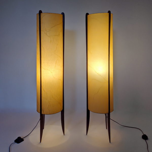 Paire de lampadaires tripodes vintage, scandinaves en teck et fibre de verre, rétro, années 60.
