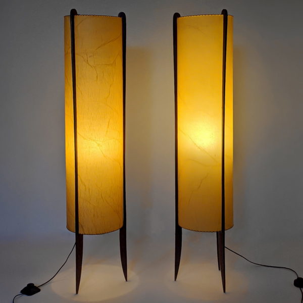 Paire de lampadaires tripodes vintage, scandinaves en teck et fibre de verre, rétro, années 60.