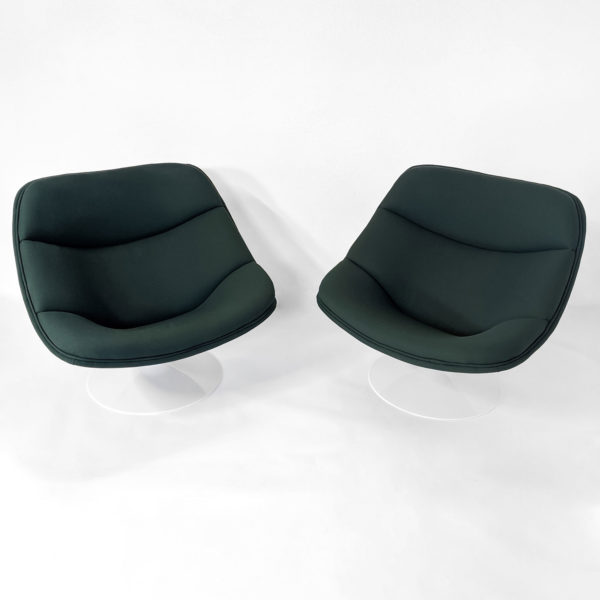 Pair of vintage armchairs in green fabric, model F557 (or Oyster) by Pierre Paulin published by Artifort in 1961