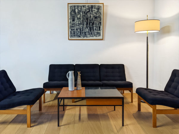 5 chauffeuses vintage scandinaves signées Ole Gjerløv-Knudsen et Tørben Lind autour d'une table table basse d’André Simard des années 50