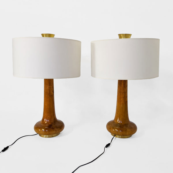 Paire de lampes vintage des années 70 en chêne et laiton