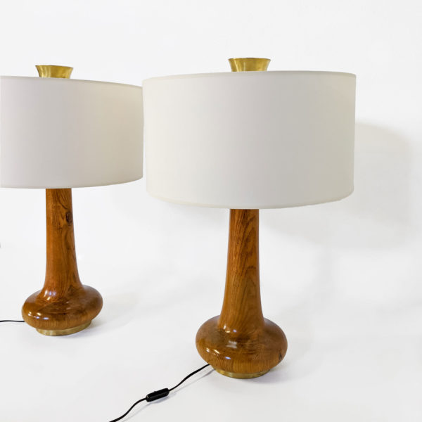 Paire de lampes vintage des années 70 en chêne et laiton