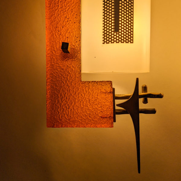 Paire d’appliques vintage en résine, perspex et laiton, 1950