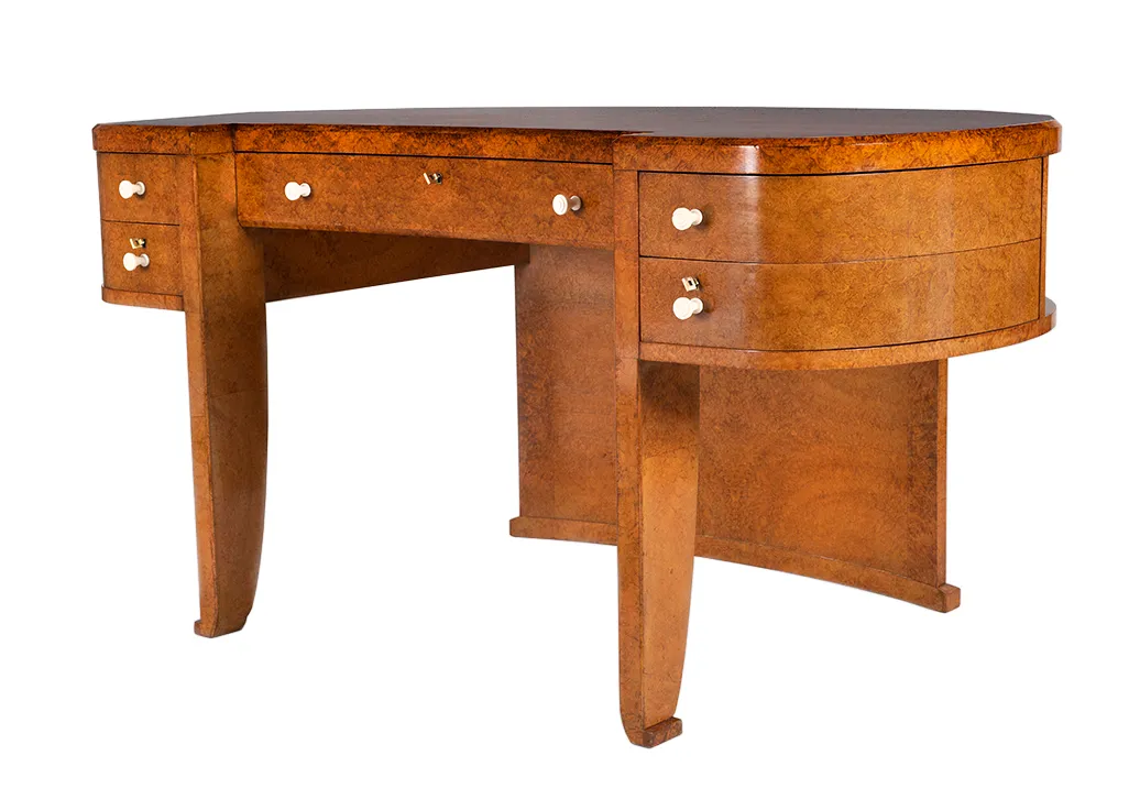 Bureau «rognon» de Georges de Bardyère (1933). © Mobilier national, Isabelle Bideau