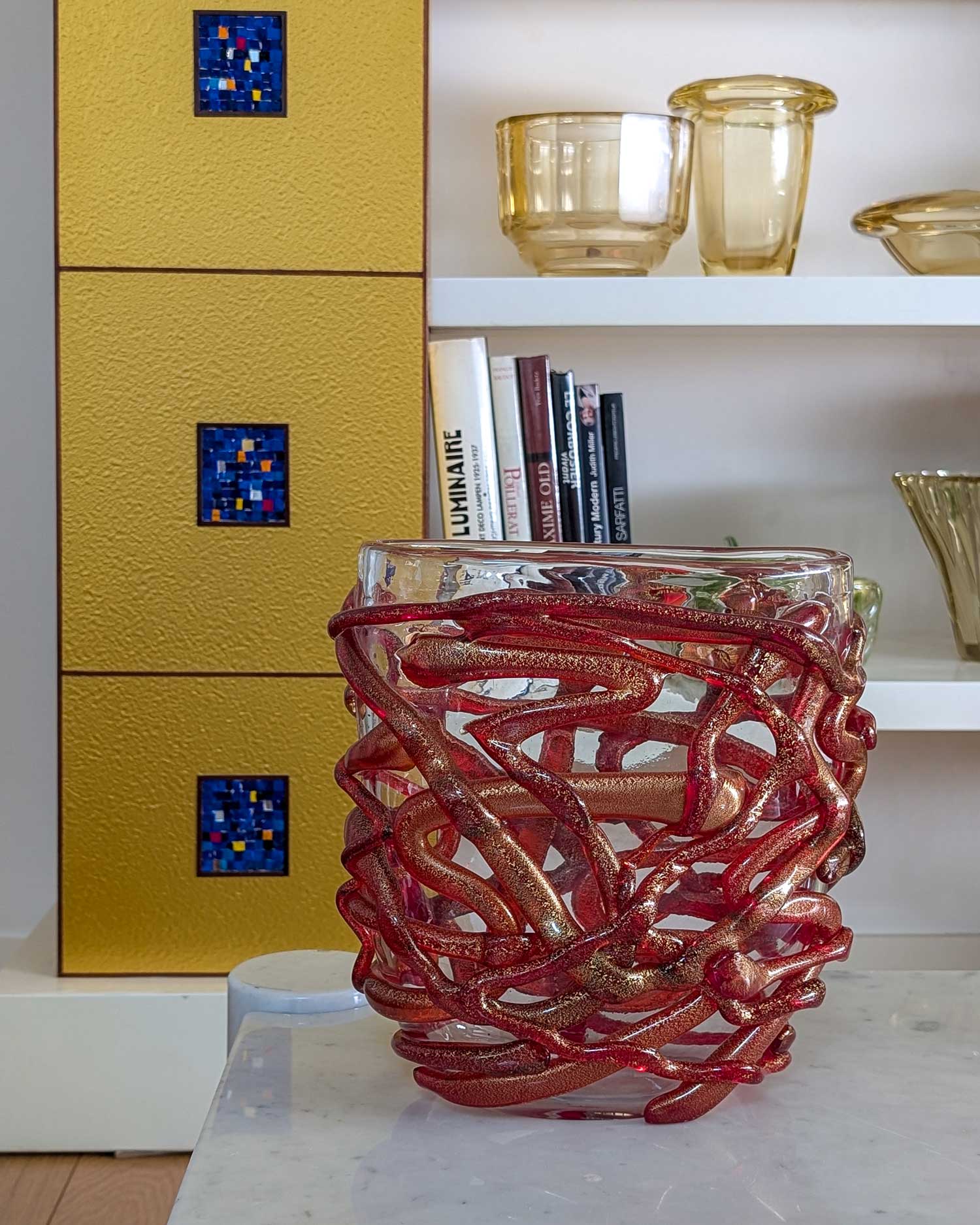Vase contemporain en verre soufflé rouge, Murano – Image 4