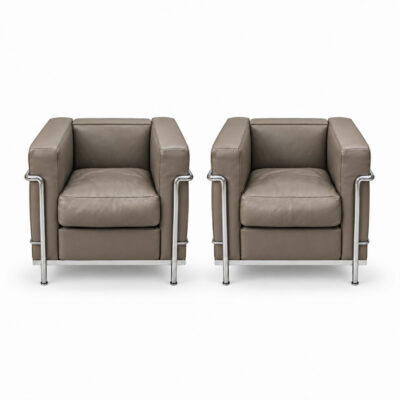 Paire de fauteuils LC2, cuir taupe, édition Cassina